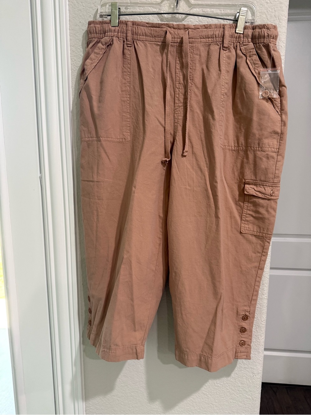 Gloria Vanderbilt Tan Elastic Waist Capris size L  NWT